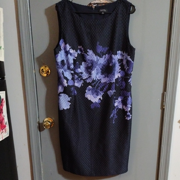 Tahari Dresses & Skirts - Tahari Stylish And Comfortable Navy and Purple Floral Dress